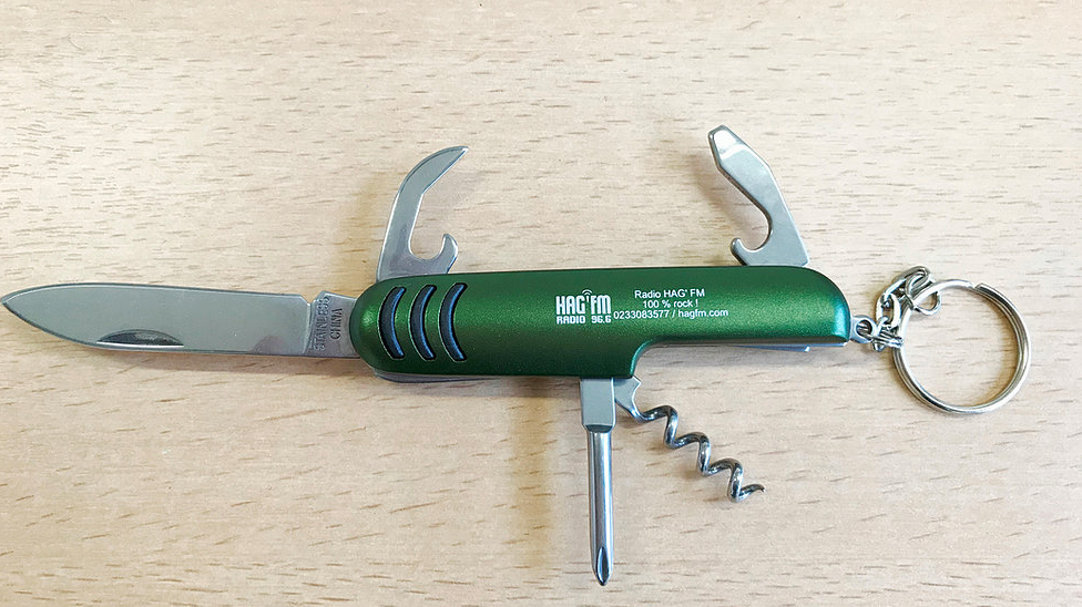 Porte-clé couteau multifonction avec lampe - BazarOuchy