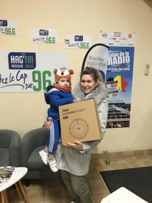 Kimberley remporte un aspirateur robot.